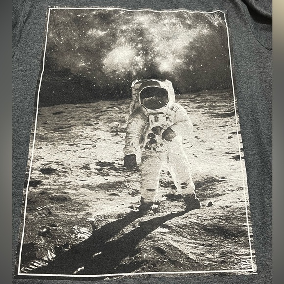 EUC Men’s Medium Rebels & Nomads T-shirt With Neil Armstrong Moon Landing Print - Picture 5 of 8
